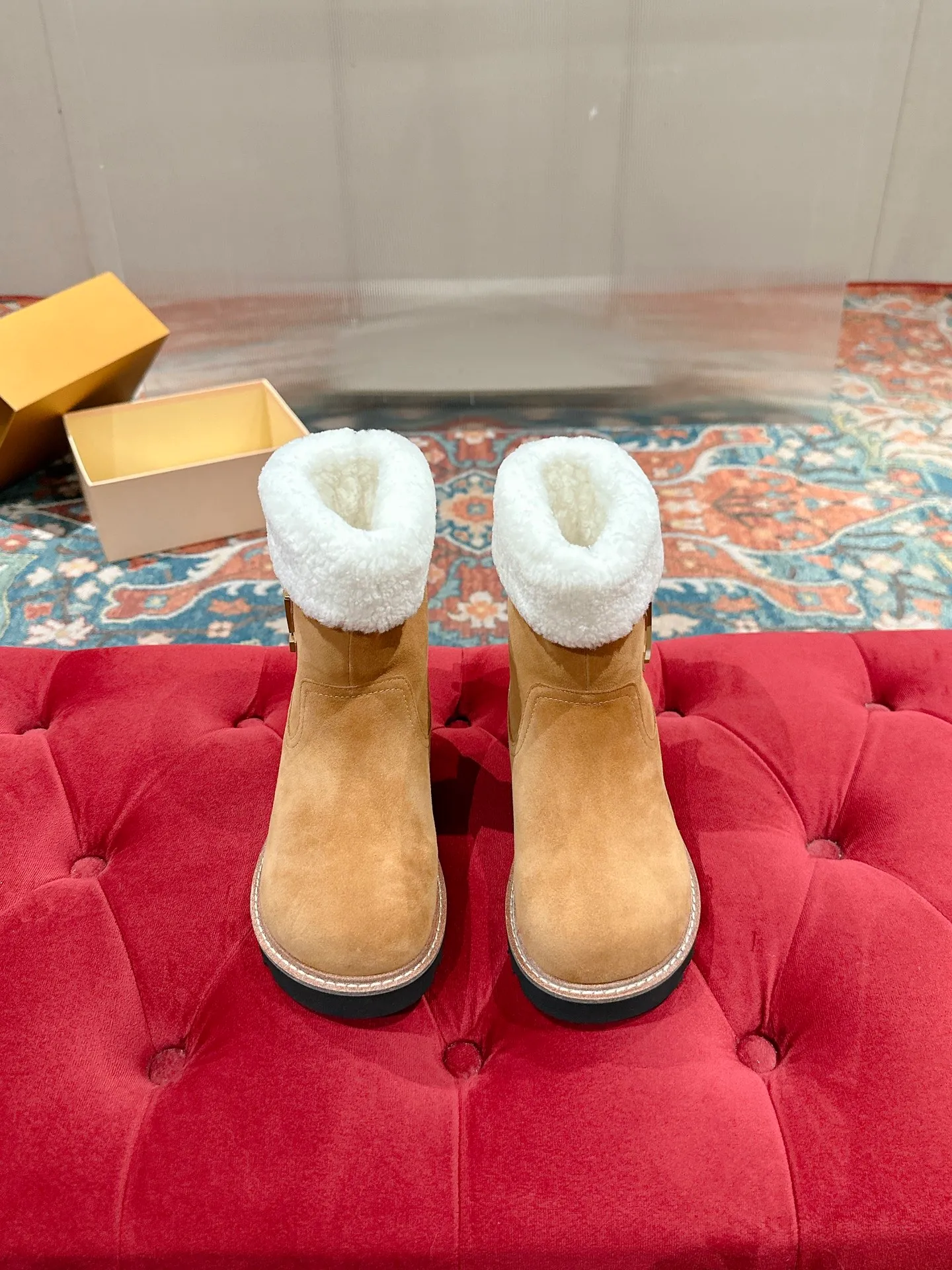 👟👟Ex-factory price 780👟👟 Louis Vuiton·Louis Vuitton 2025ss new LV Aspen Line series wool thick-soled Chelsea short boots fur boots snow boots Martin boots Original purchase, development and production This LV snow boots adopt the original lasting method. The materials are all original ones. Pay attention to the difference between the lower version and the molded rubber sole. The upper is decorated with three-dimensional carvings, which is full of high-end. The upper foot is really beautiful. ▪️Fabric: Cow suede/presbyopia leather ▪️Inner lining: original wool lining ▪️Outsole: original molded outsole ▪️Size: 35-40 (40 customized, non-returnable)